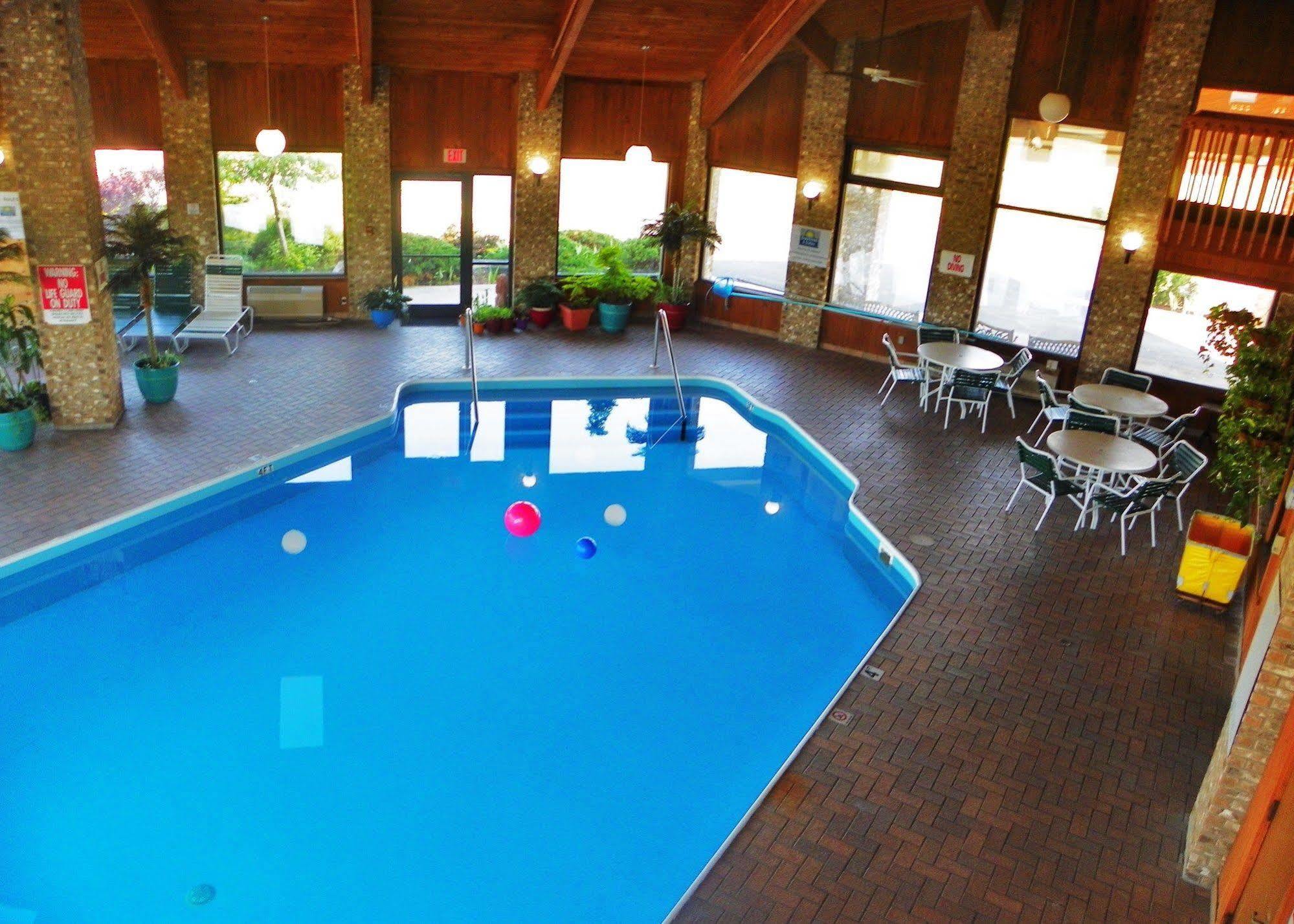 Royalton Inn & Suites Upper Sandusky Экстерьер фото